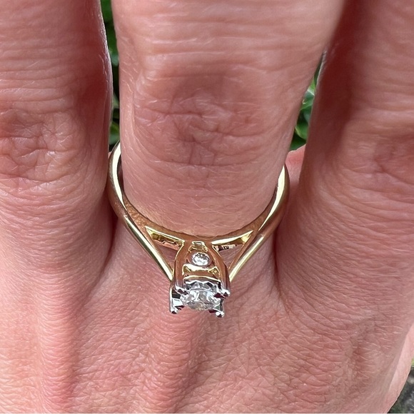 10K yellow gold 1/4 Carat T.W. Round Diamond 10 kt Solitaire Ring size 7 - Picture 9 of 14